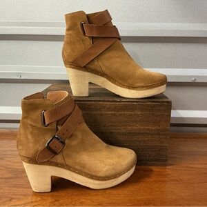 Free People Women Bungalow Tan Suede Strap Ankle Wooden Boot Heel Size 40EU